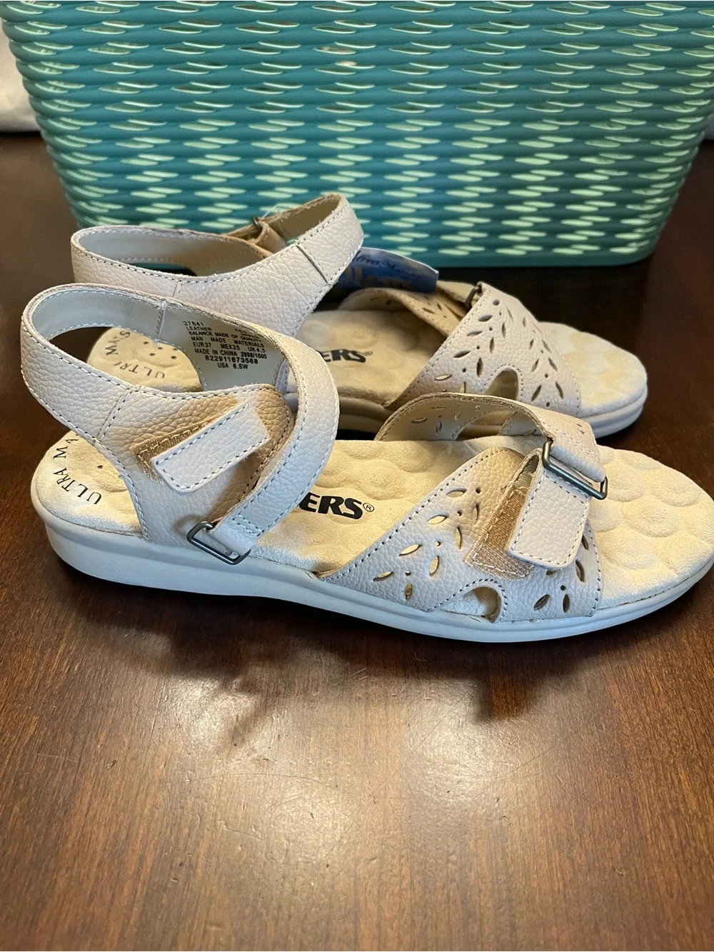 NWT Cobbler Cuddlers Beige Comfort Leather Sandals SZ 6.5 WIDE Tan